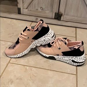 Qupid platform Sneakers Size 10 NEW!